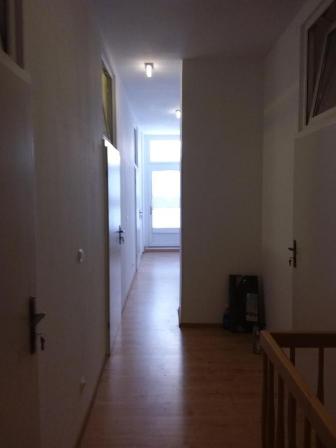 Living In The Box Hostal