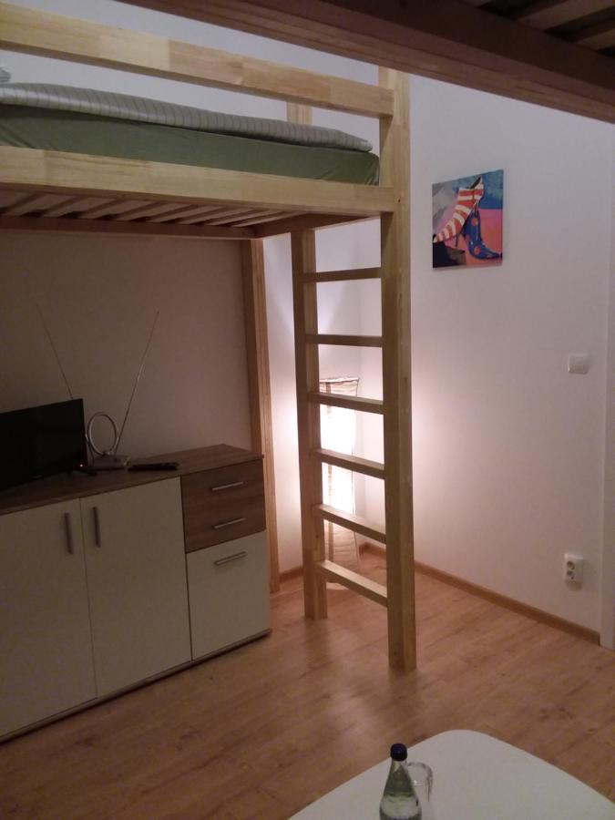 Hostal Living In The Box *