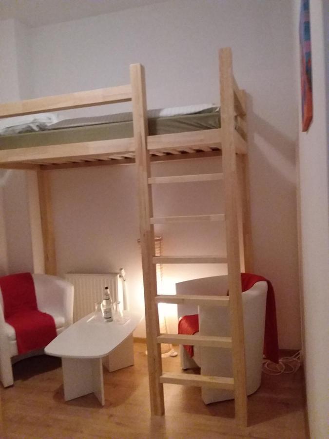 Hostal Living In The Box