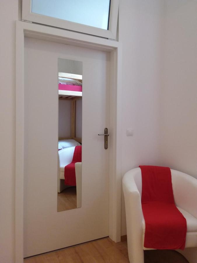 Hostal Living In The Box *