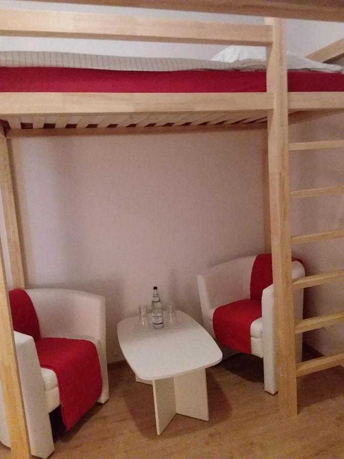 Living In The Box Hostal *